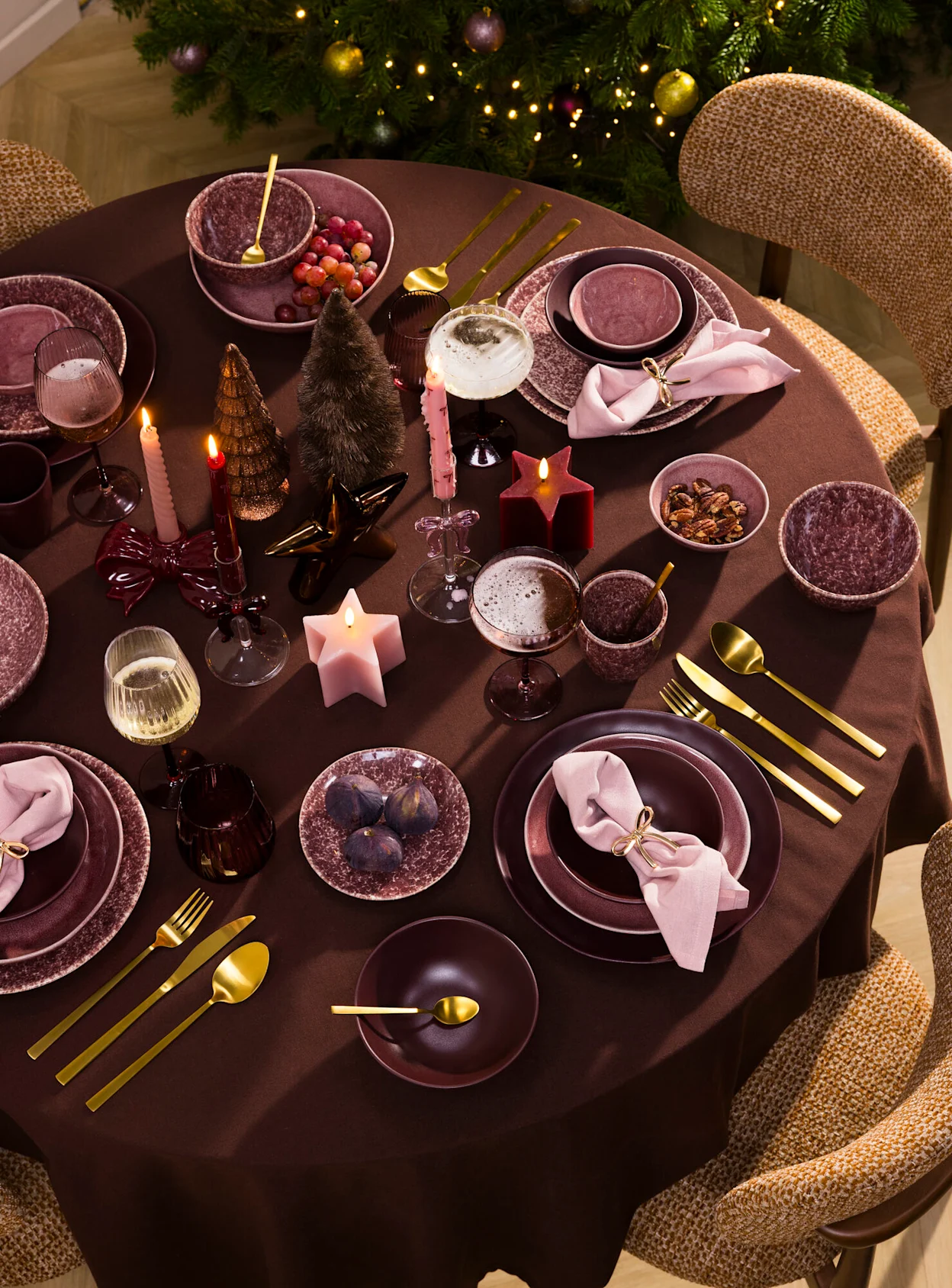 Gespikkeld servies in warm bordeaux
