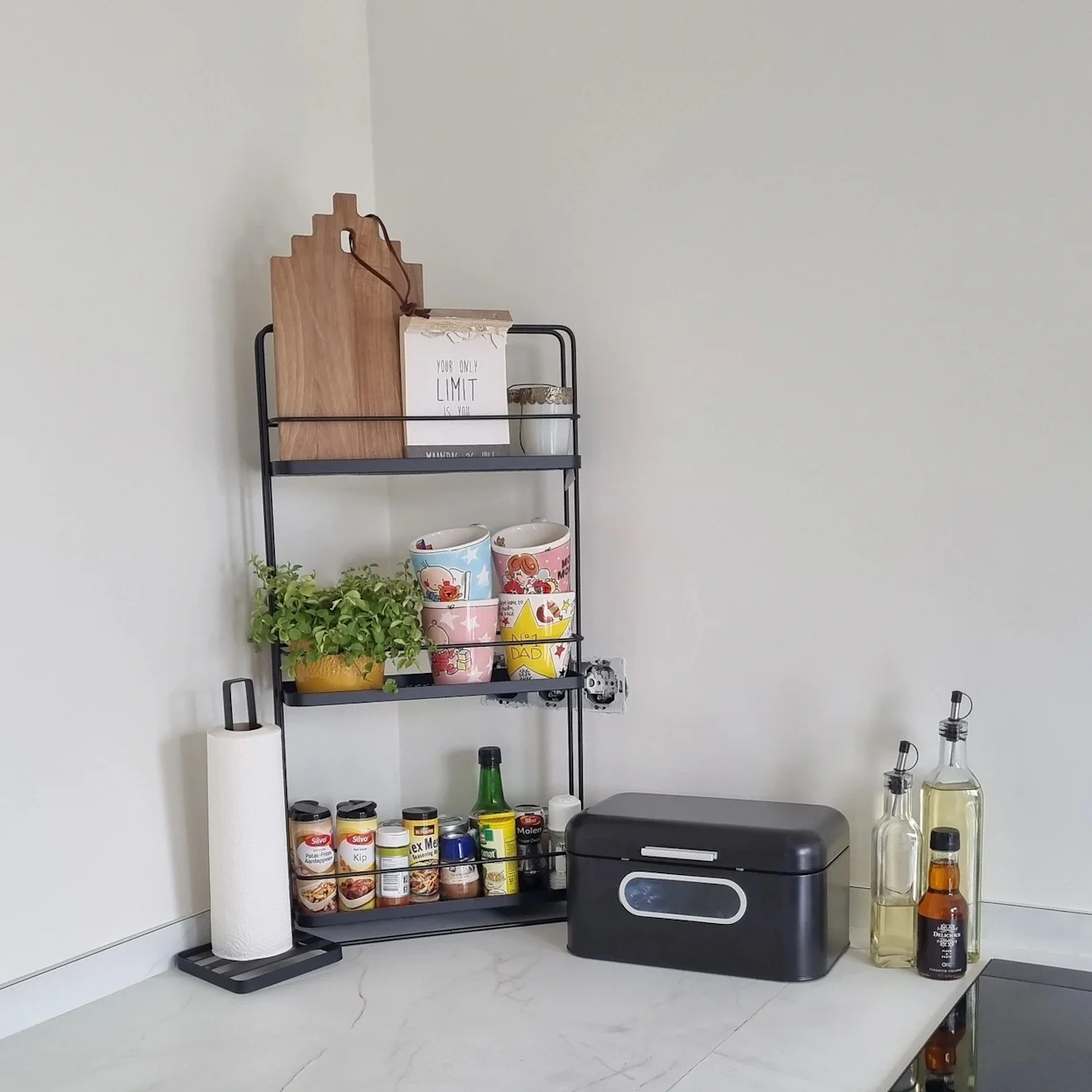 Zwart keukenrekje met kruiden