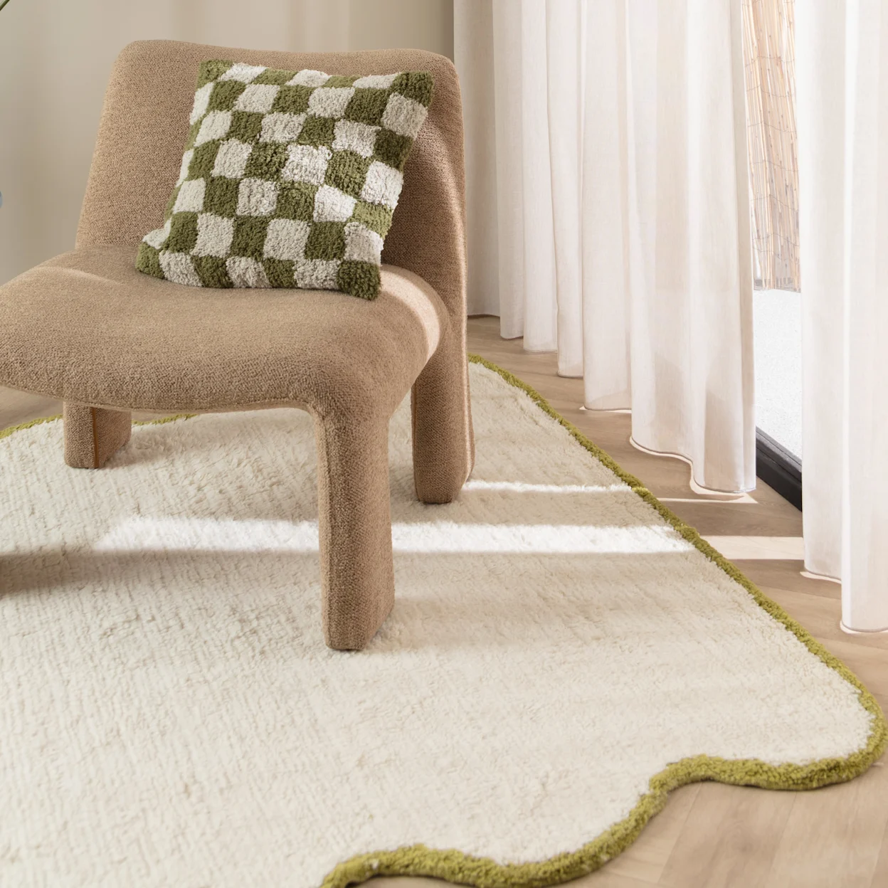 Beige organisch kleed in woonkamer met lichte gordijnen