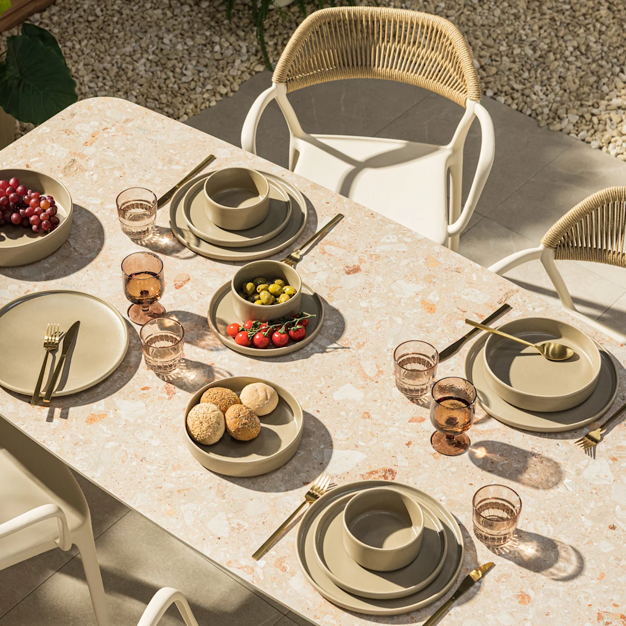 Beige servies op een gedekte tuintafel