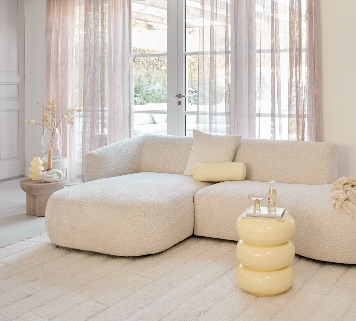 Lichtdoorlatende roze en beige inbetweens in een moderne setting