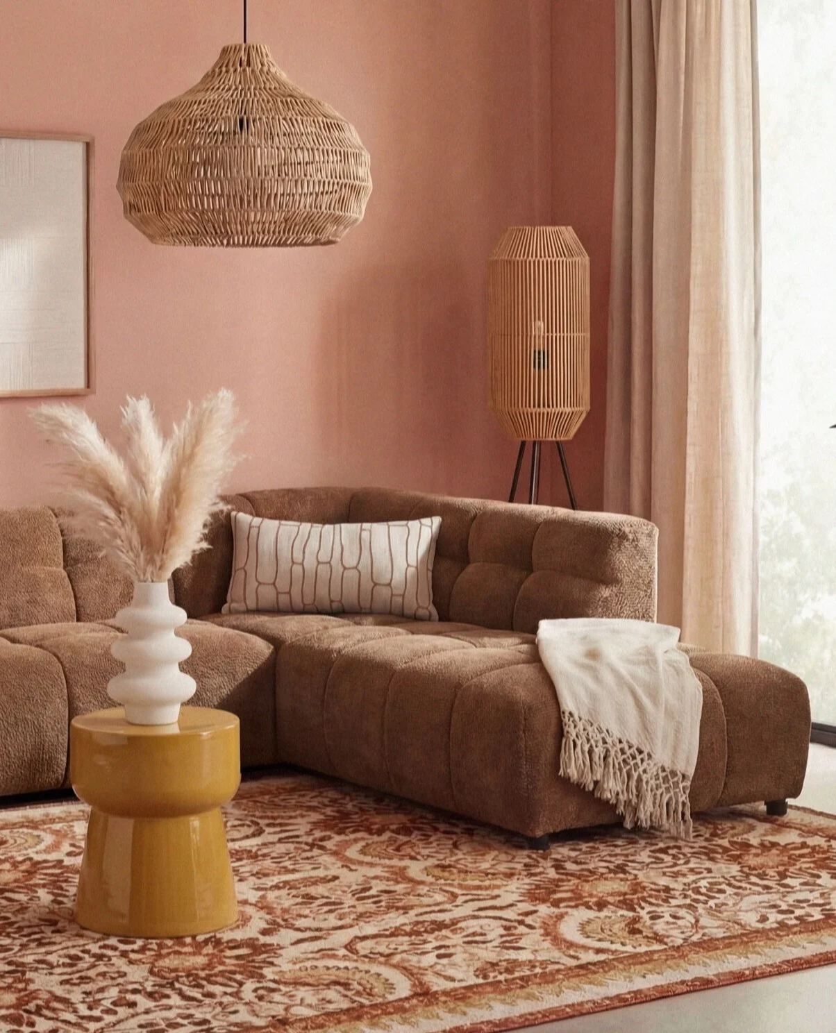 Bohemian woonkamer setting met bruine bank, rotan verlichting en een vloerkleed met wereldse print