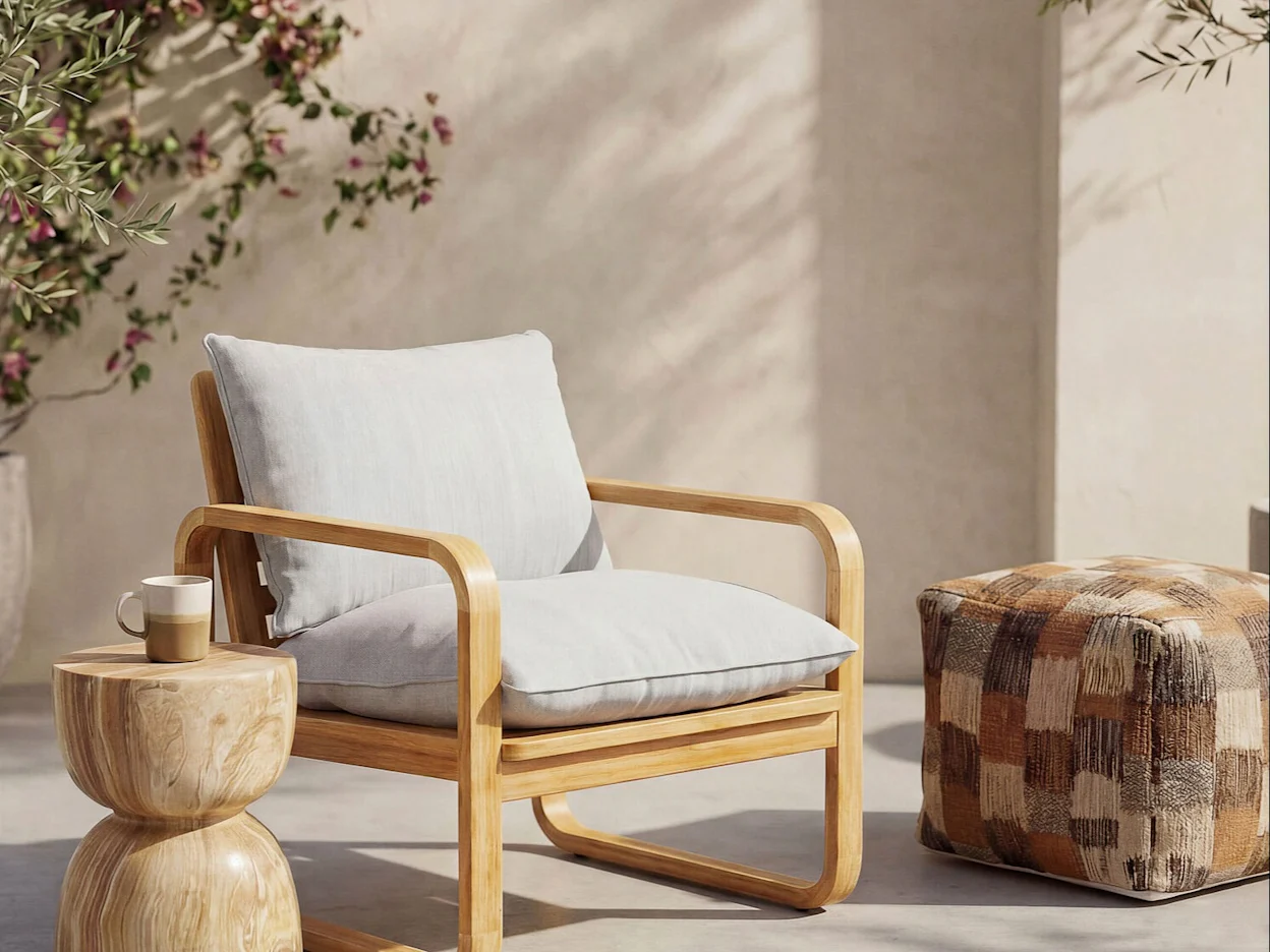 Bohemian tuinsetting met een tuinfauteuil van hout, stenen tuintafeltje, geblokte poef en rotan solar lantaarns