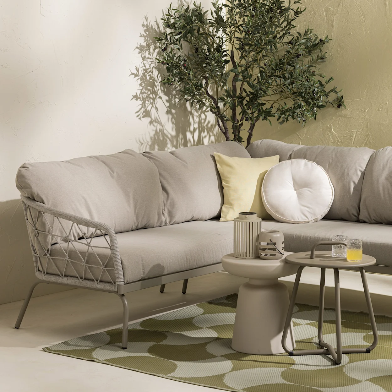 Een moderne loungeset in beige kleur