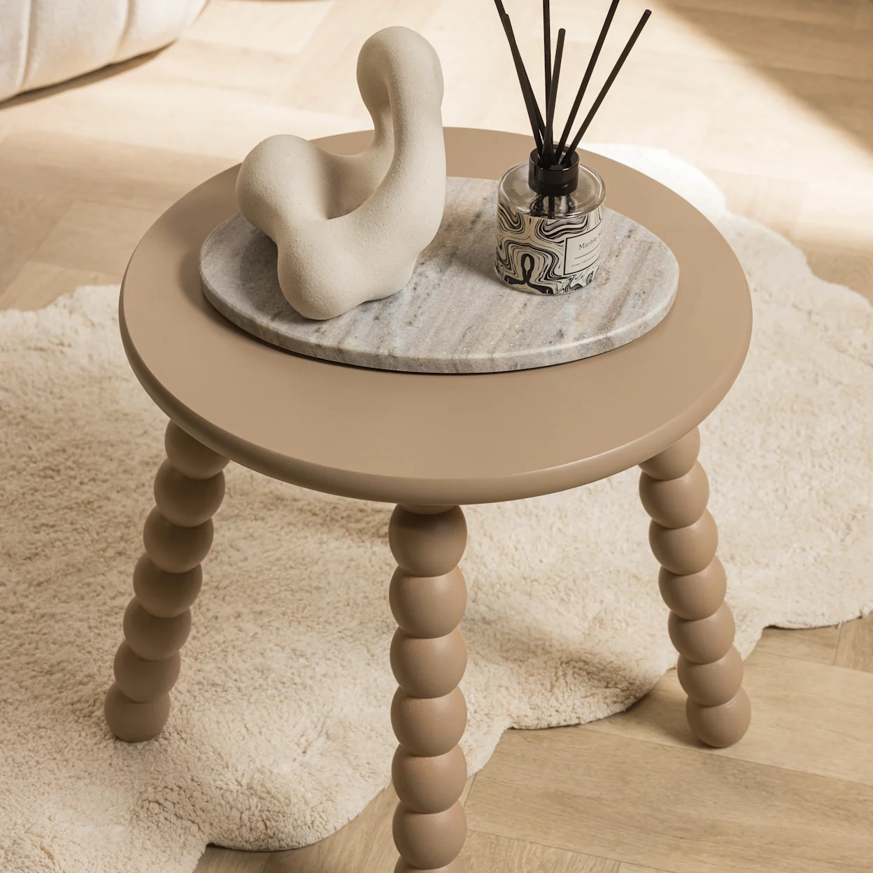 Opvallende bijzettafel in taupe kleur