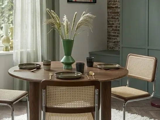 Retro vaas in groen op eettafel