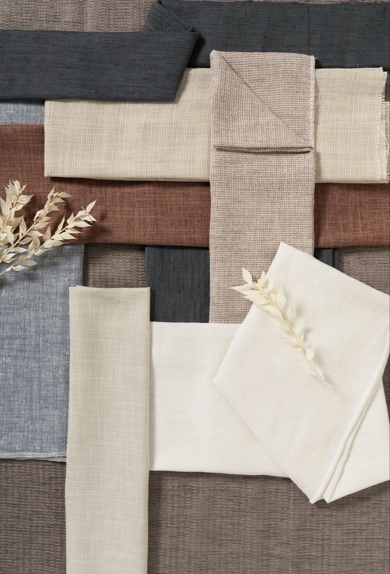 Moodboard van gordijnstalen in koele tinten blauw, bruin en zand voor een Scandinavische look voor het raam