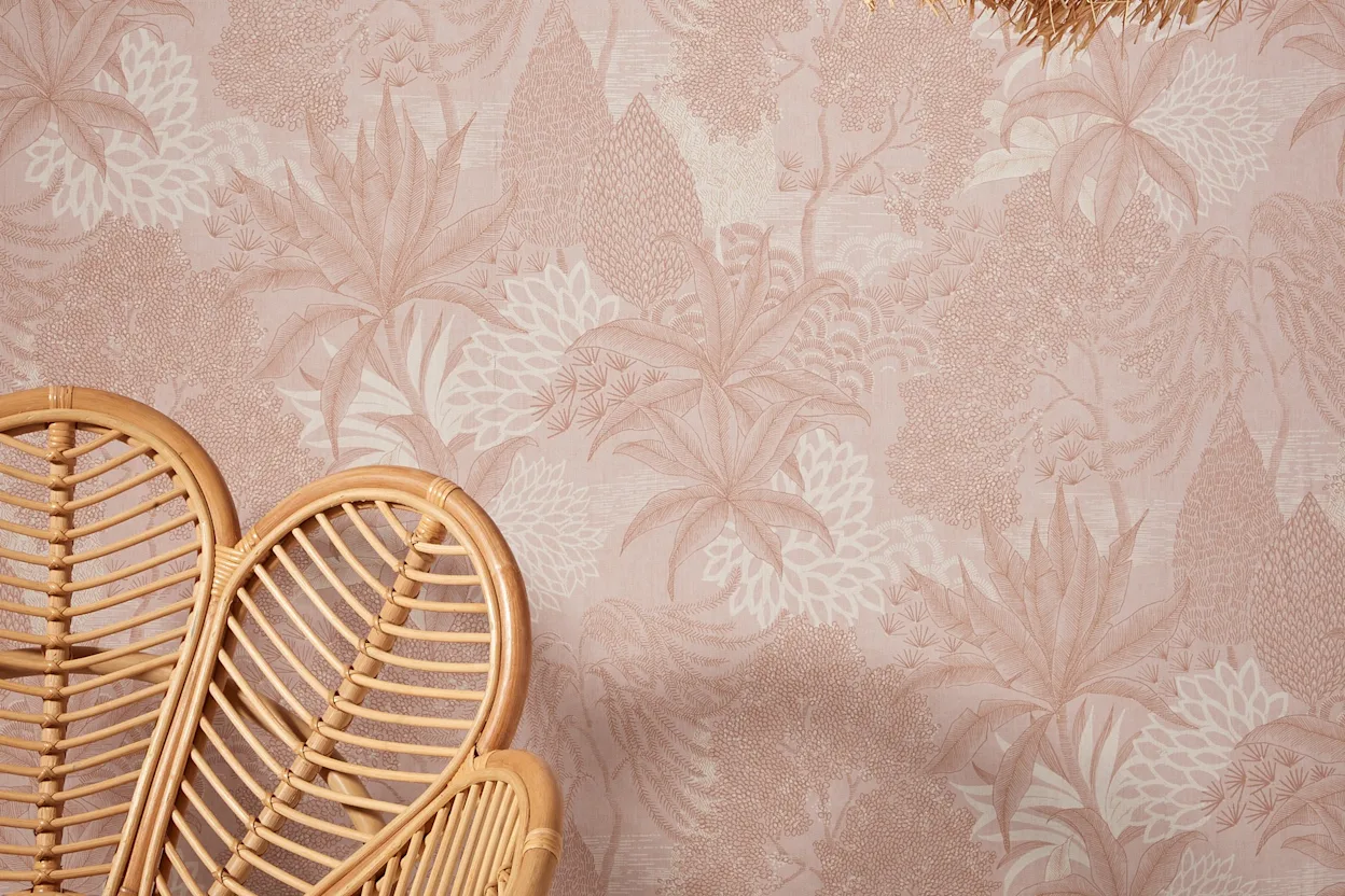 Bohemian behang gaat los met botanische prints en rijke tinten