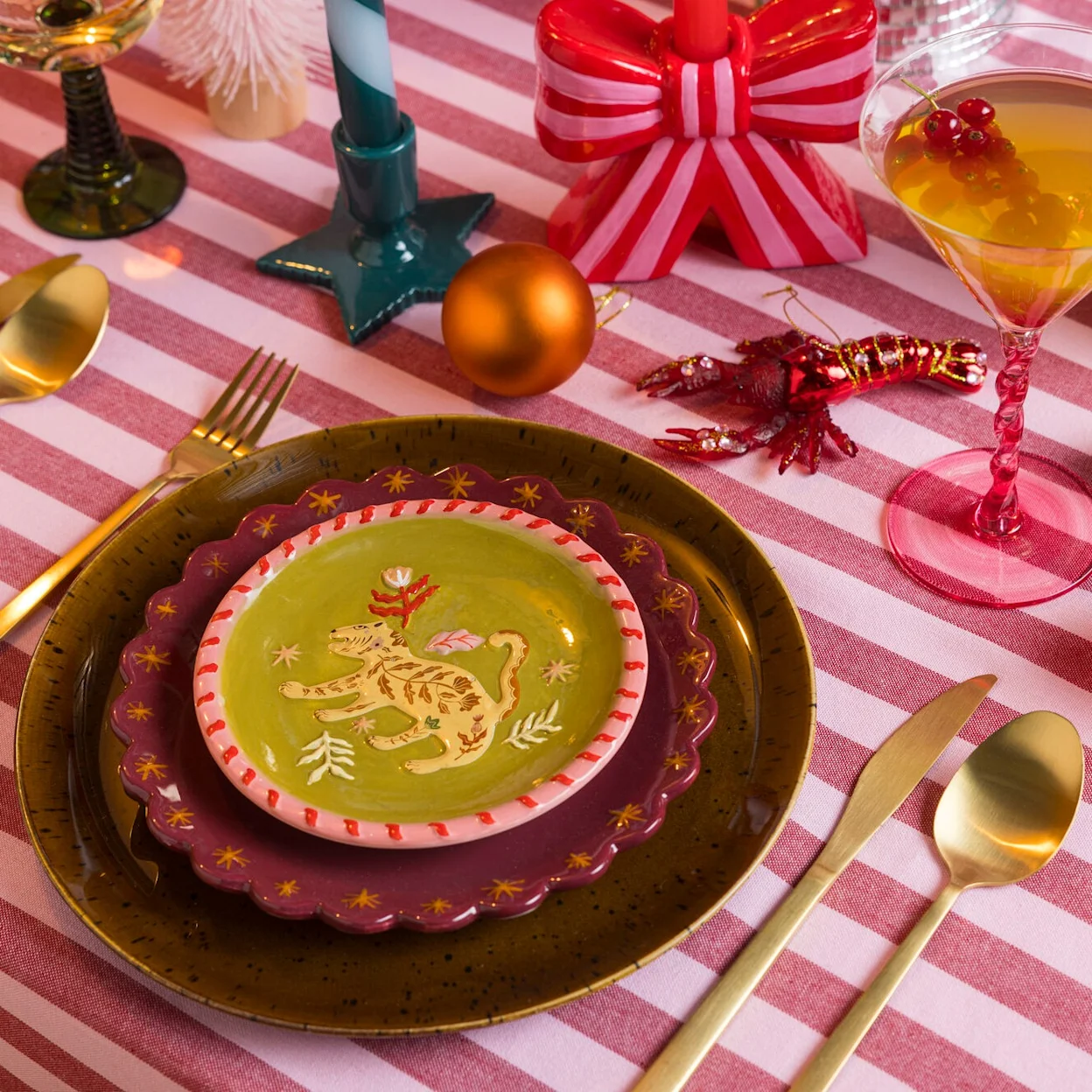 Kleurrijke borden, glazen en tafeldecoratie, met strepen en strikken en sterren