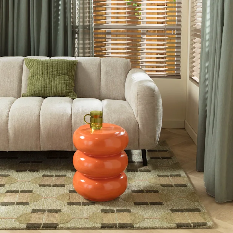 Beige bank Ruvo in retro setting met groen retro vloerkleed