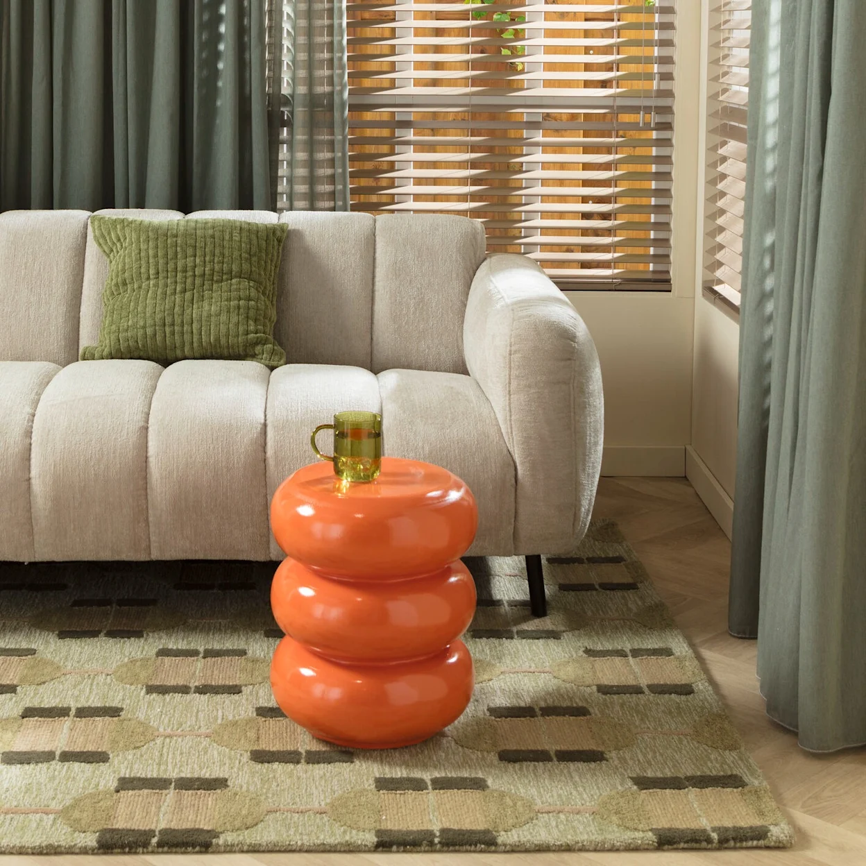 Beige bank Ruvo in retro setting met groen retro vloerkleed