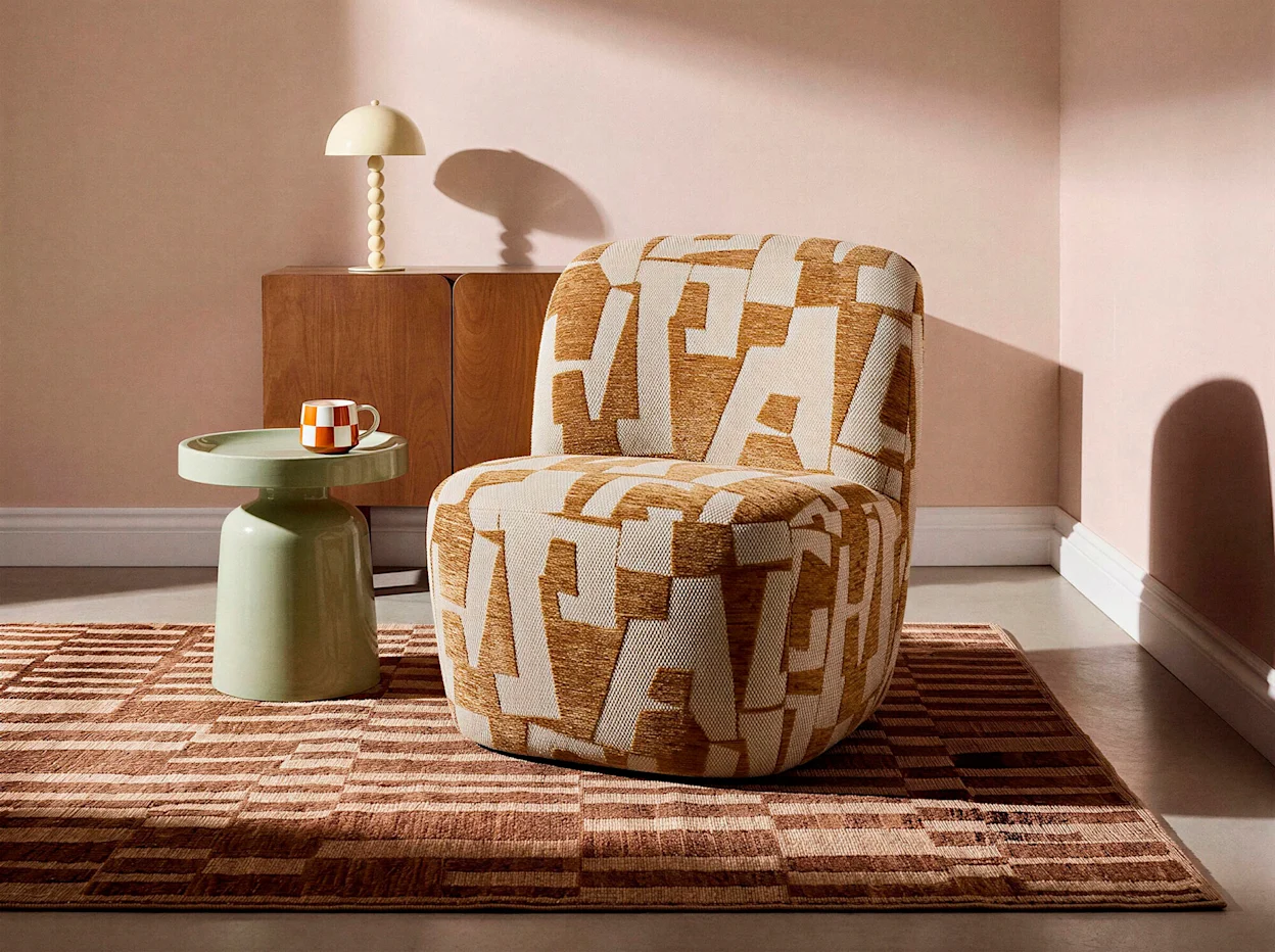 Een panterprint fauteuil in een retro interieur met opvallend vloerkleed