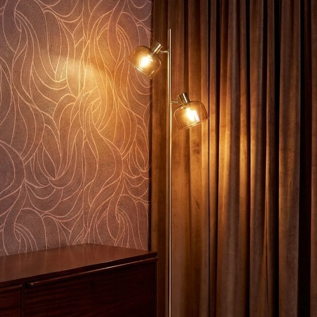Gouden vloerlamp met glazen lampenkappen