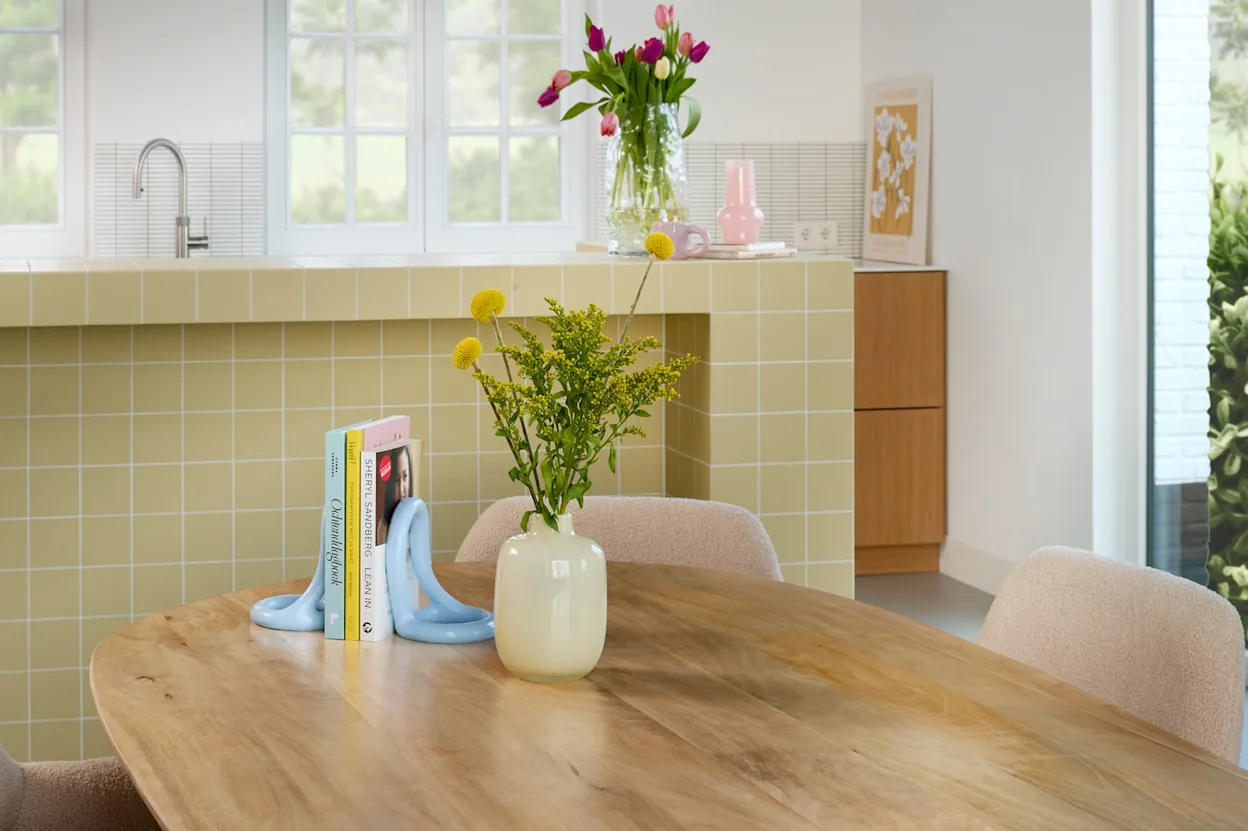 Eettafel styling met woonaccessoires
