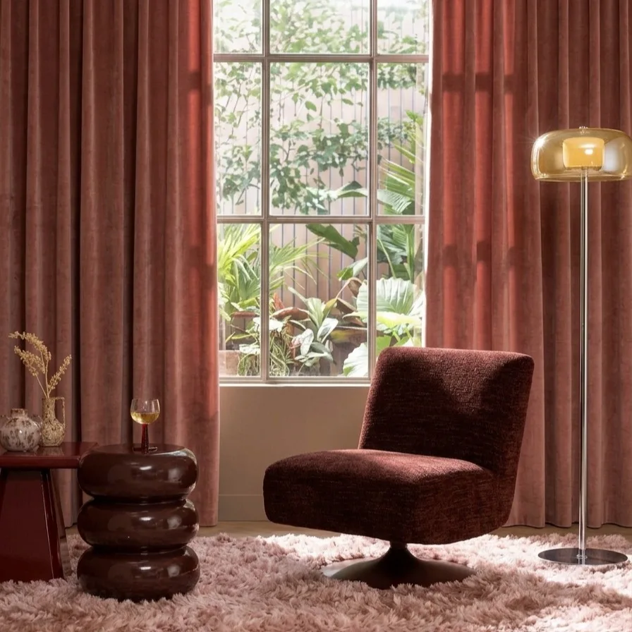 Roze velours gordijnen in een woonkamer setting