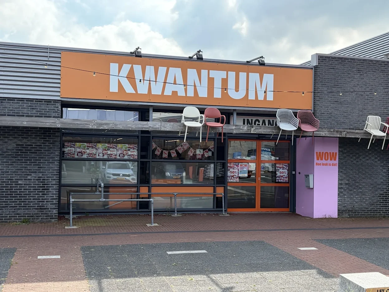 Voorgevel van Kwantum in Dokkum