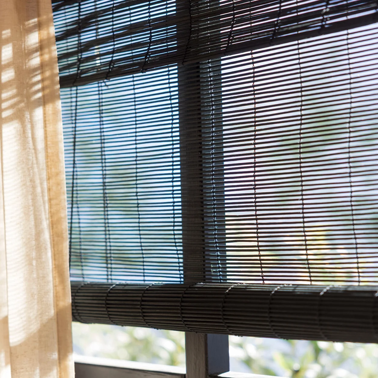 Bamboe zwart rolgordijn voor een retro interieur