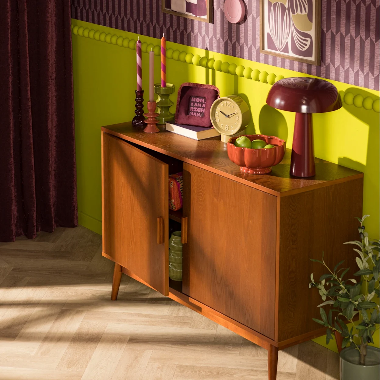 Retro houten dressoir met accesoires