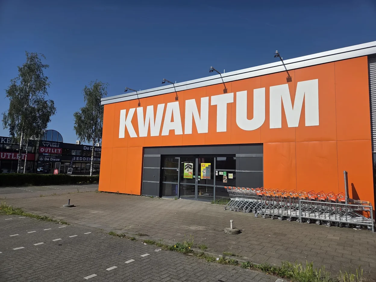 Voorgevel van Kwantum in Uden