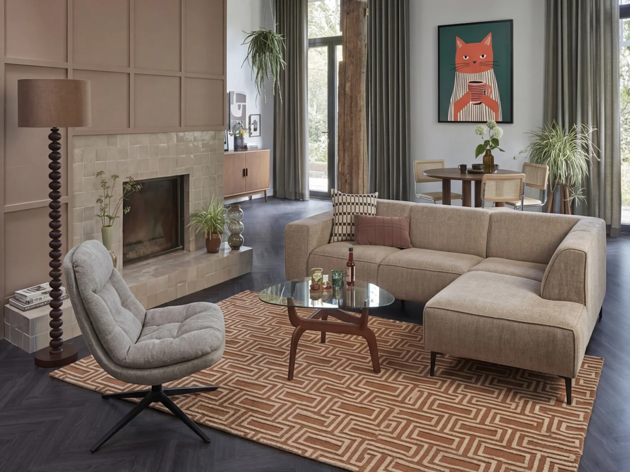 Retro woonkamer met warme kleuren en jaren 70 patronen