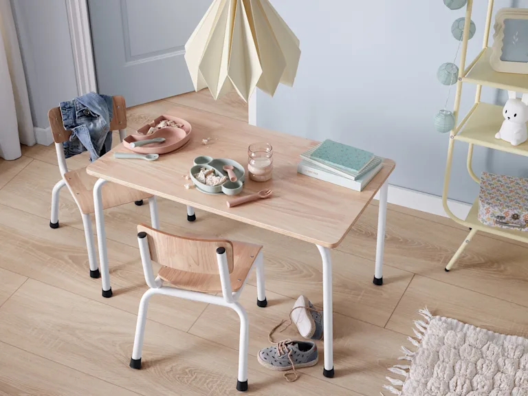 Kinderkamer meubeltjes: tafel en stoelen van hout