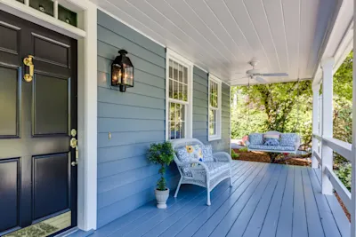 Keep the entrance to your home safe and protected with SimpliSafe’s comprehensive guide to porch light security.