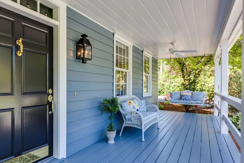 Keep the entrance to your home safe and protected with SimpliSafe’s comprehensive guide to porch light security.
