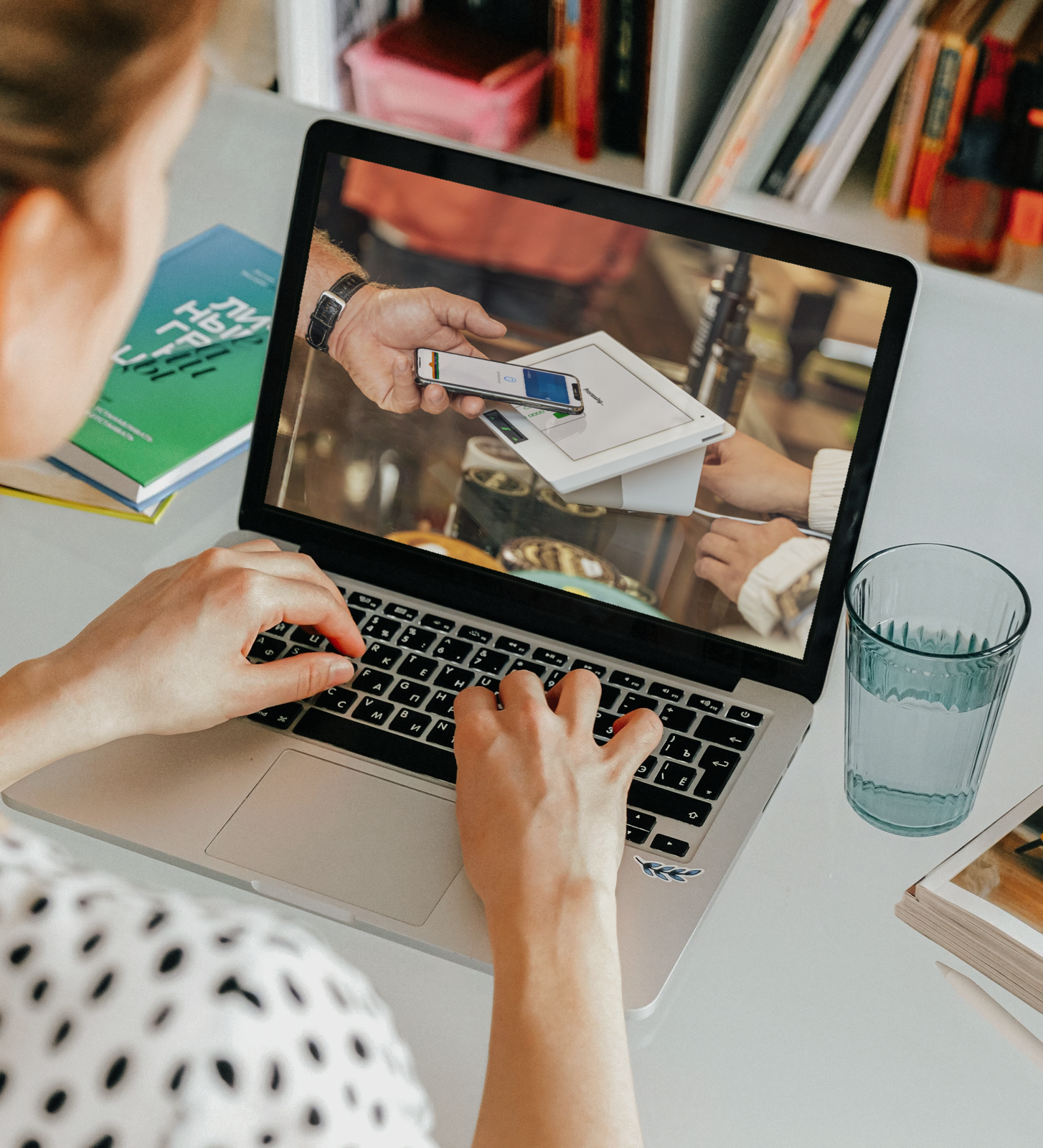 woman on laptop with a customer tapping to pay with their mobile on a Mini 3 on the laptop screen