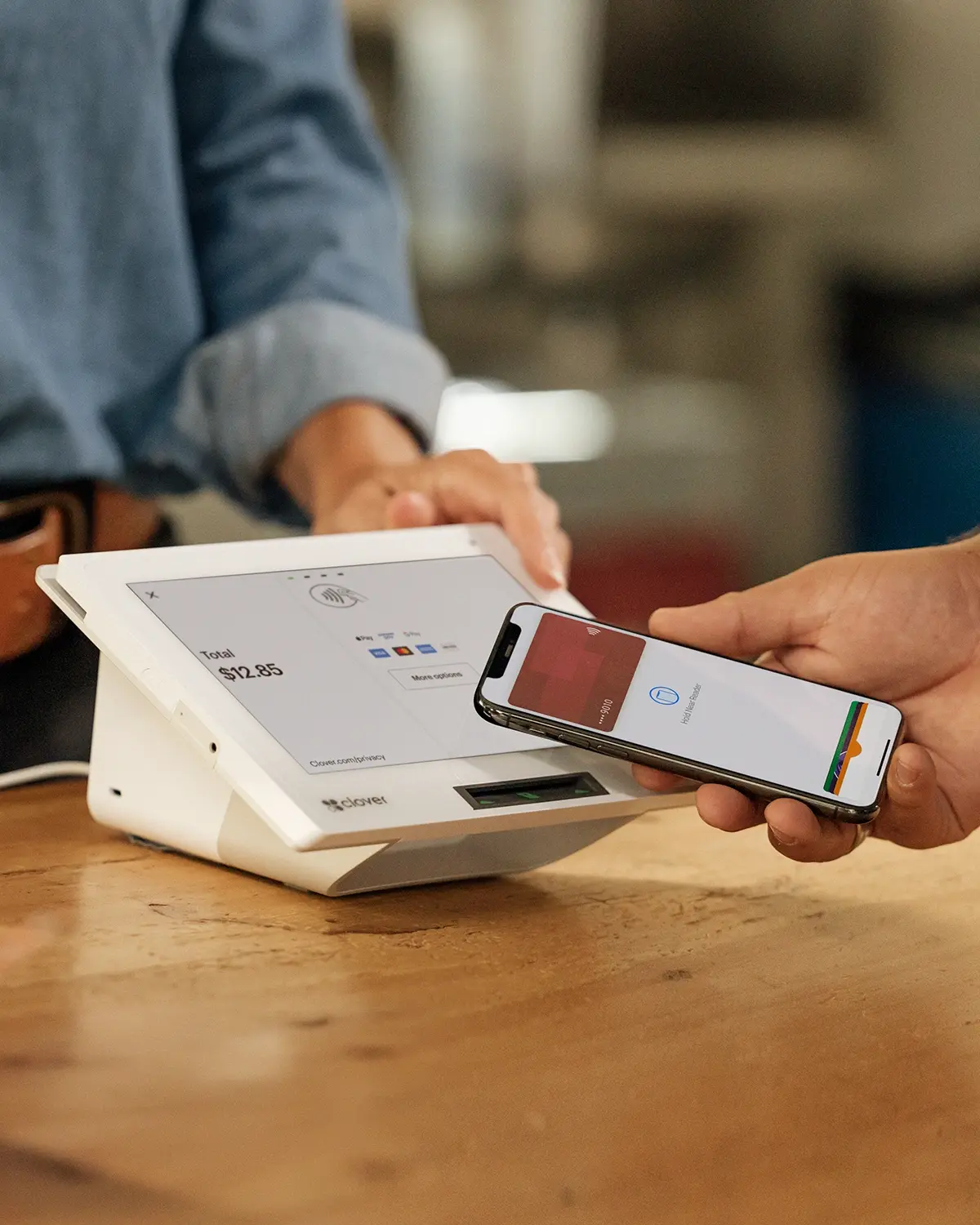 customer making a contactless payment on a mini 3 with mobile