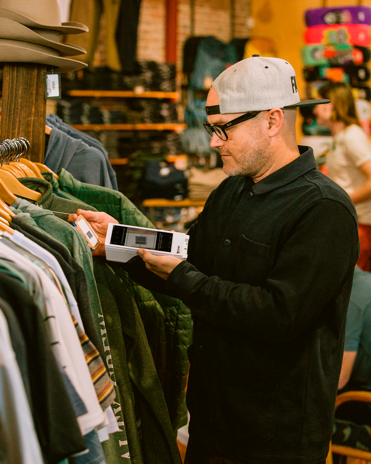 Man wearing backwards fitted hat using Flex 3