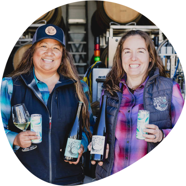 Tara Gomez and Mireia Taribó of Camins 2 Dreams, holding their Maker Wine cans.