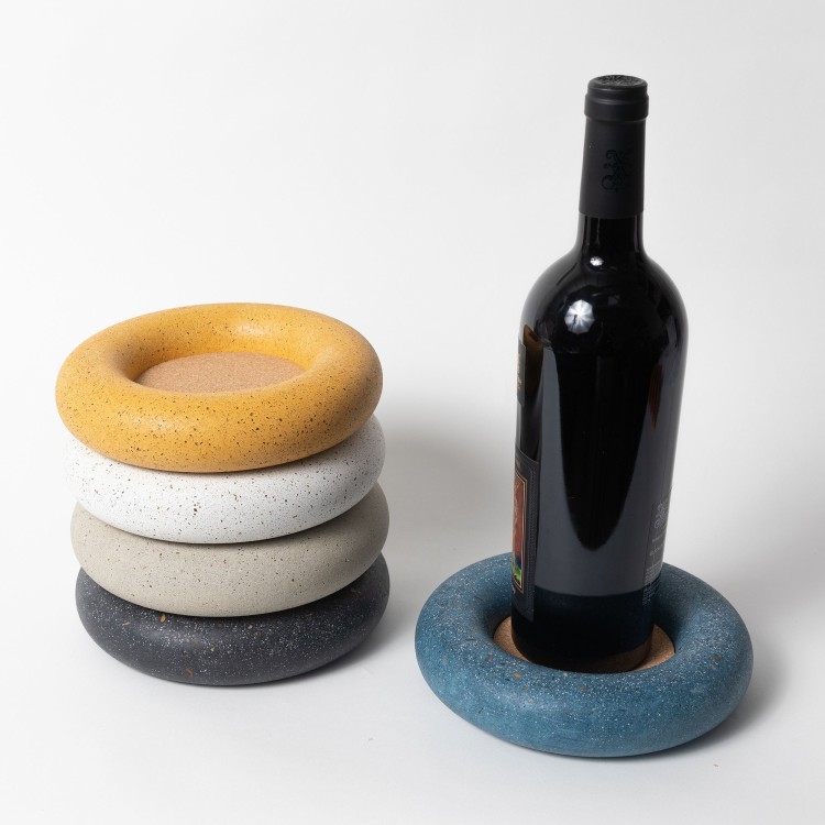 Pretti.Cool coasters in different colors with wine bottle