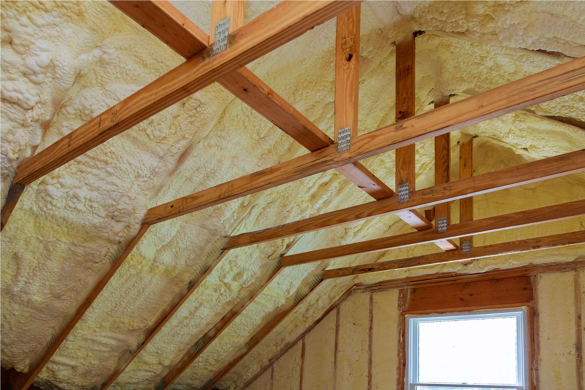 Die Isolierung der Dachboden mit Dämmung und Heizung ein Gebäude mit  Holzbalken einer Dachkonstruktion Stockfotografie - Alamy