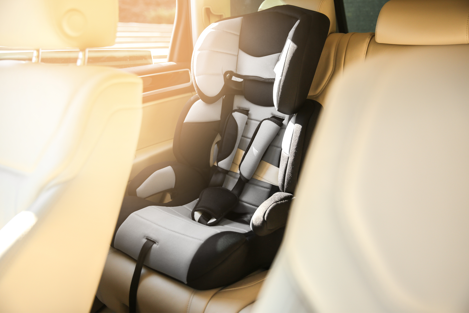 Sitzerhöhung im Auto: Ab wann dürfen Kinder sie benutzen?