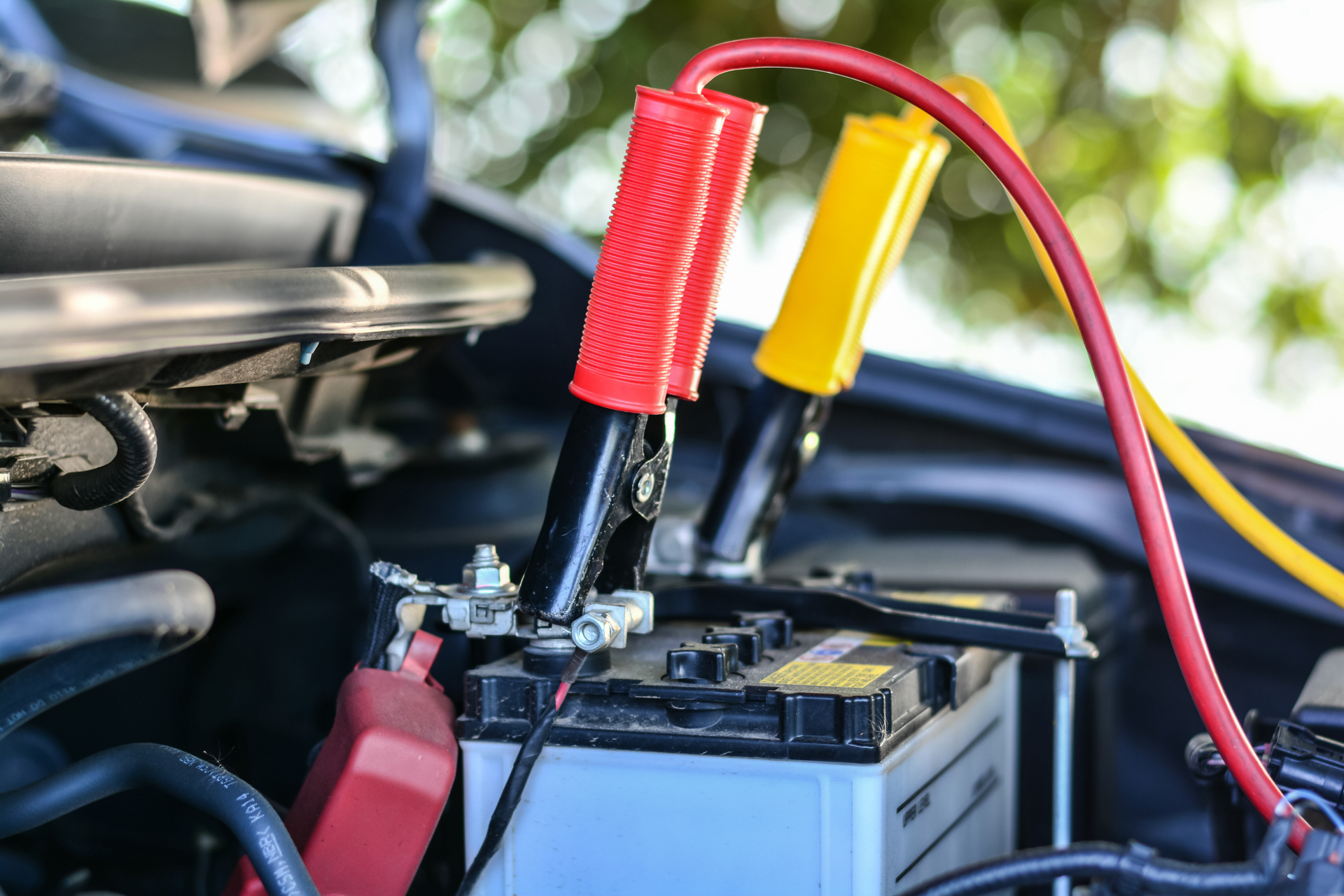 Autobatterie laden mit Ladegerät Anleitung - Autobatterie aufladen