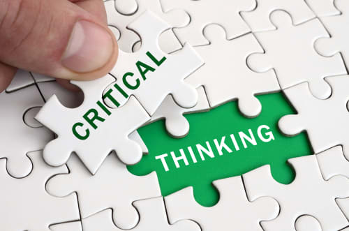 jigsaw pieces spelling 'critical thinking'