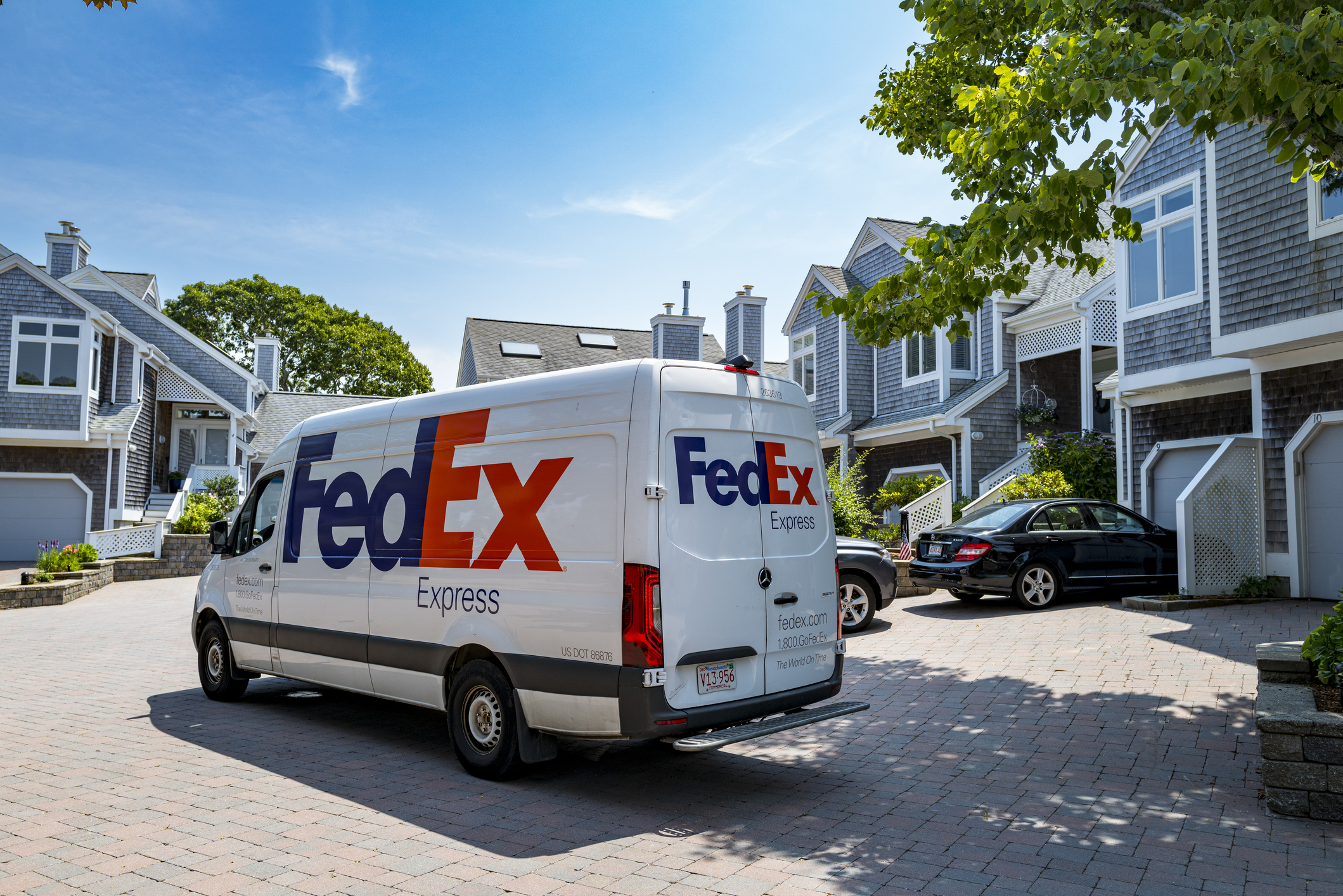 FedEx delivery in neighbourhood
