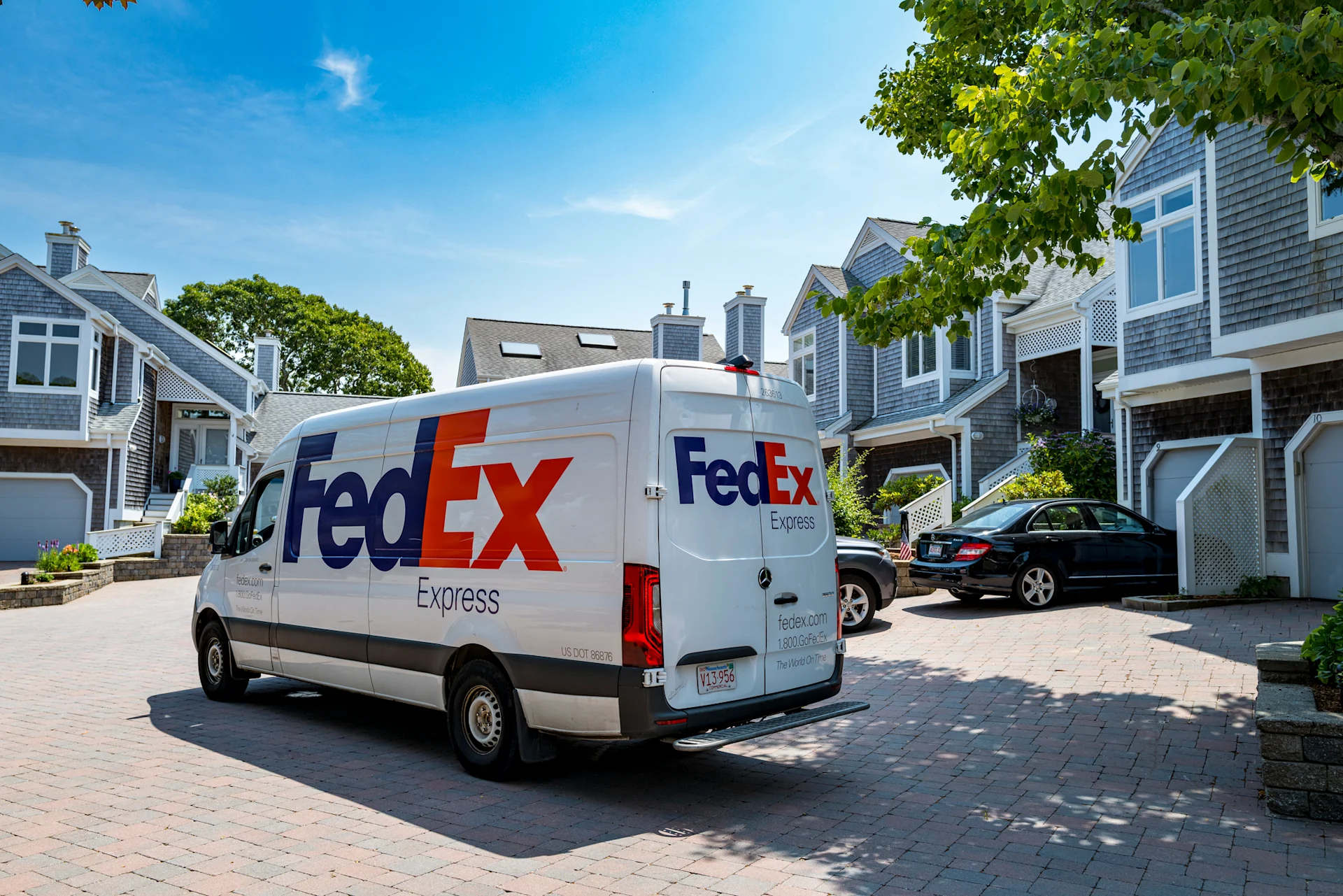 FedEx delivery in neighbourhood