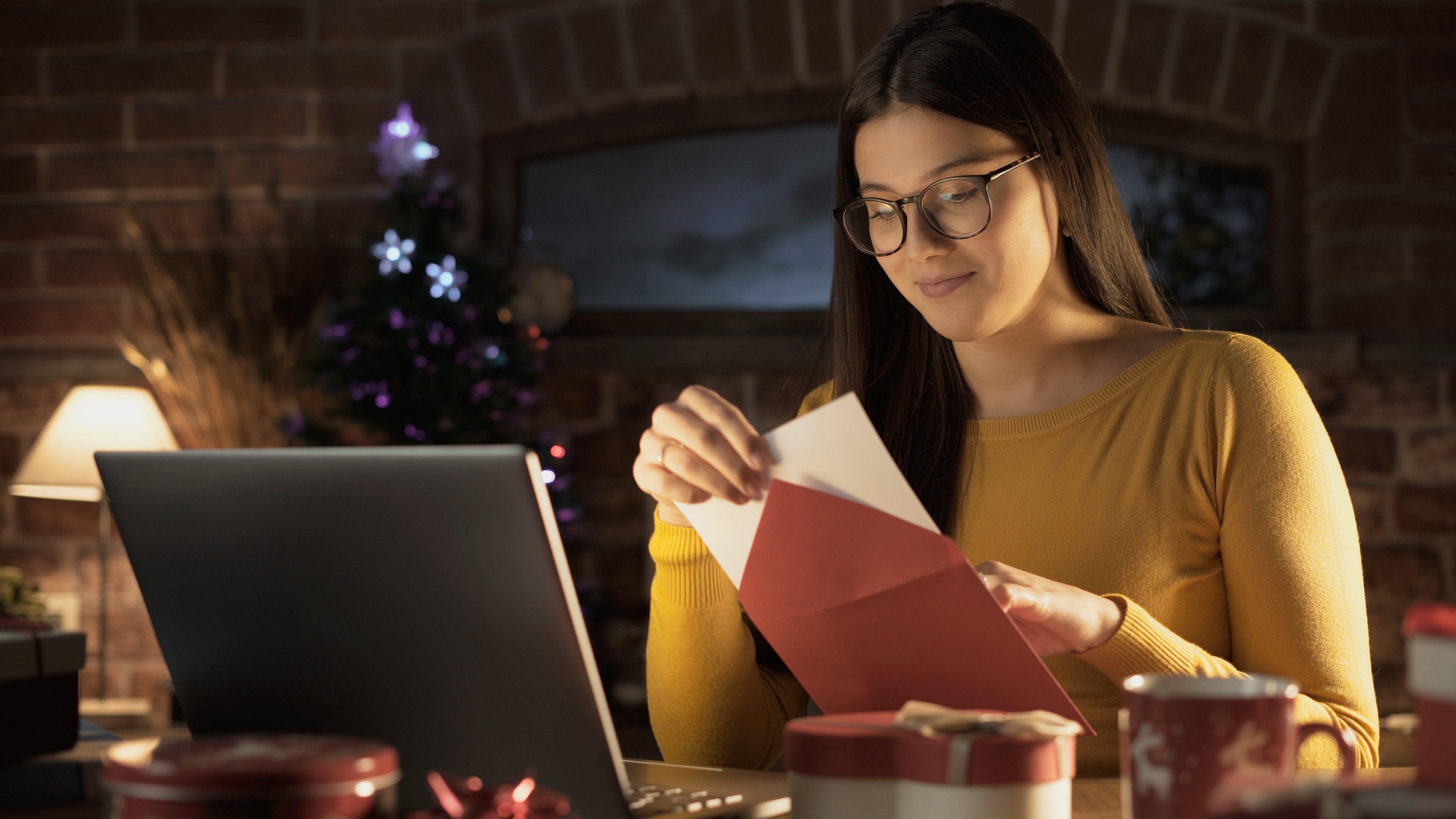 image for content hub page: What’s the Best Way to Send Christmas Cards?