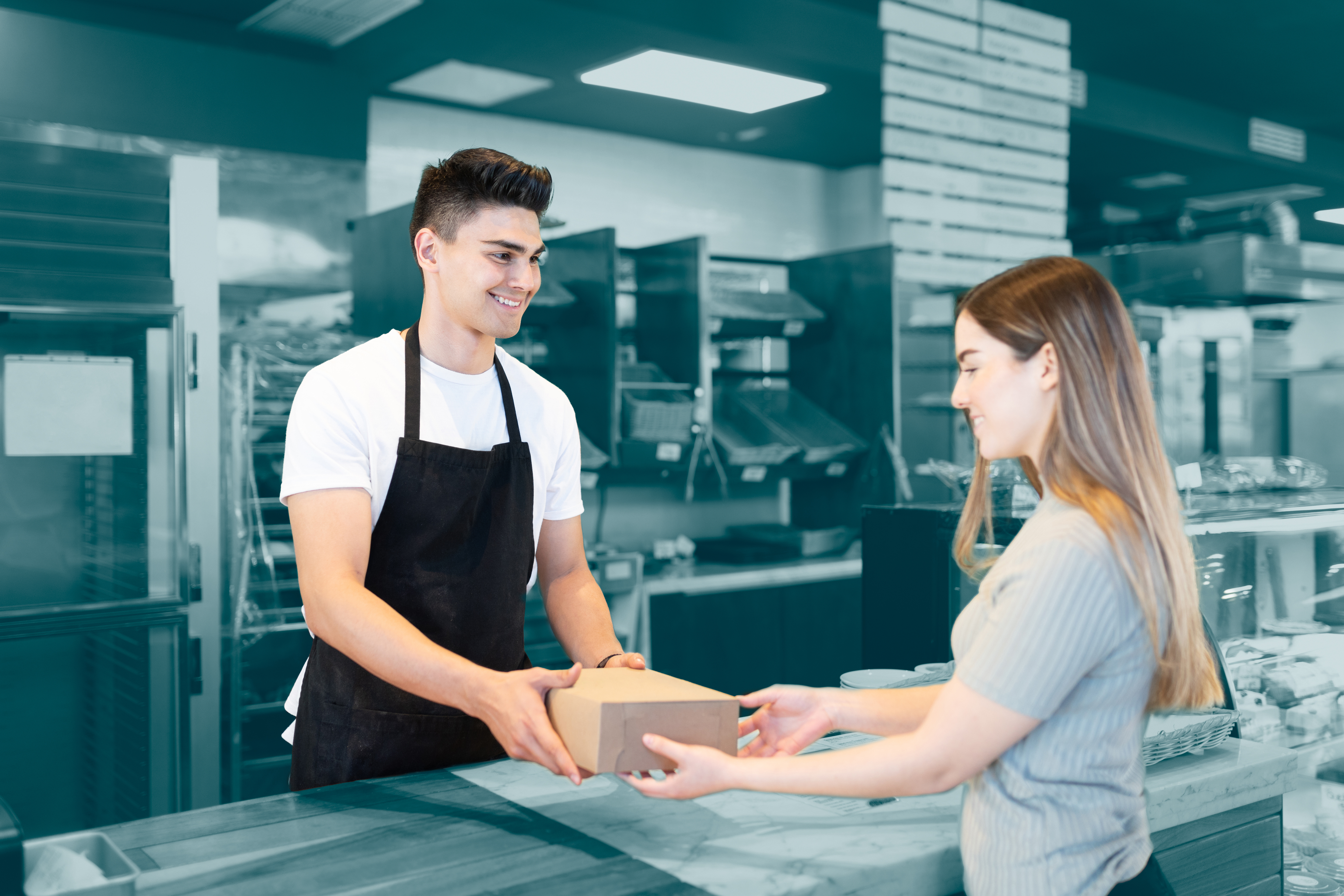 Empleado de tienda recogiendo el paquete del cliente.