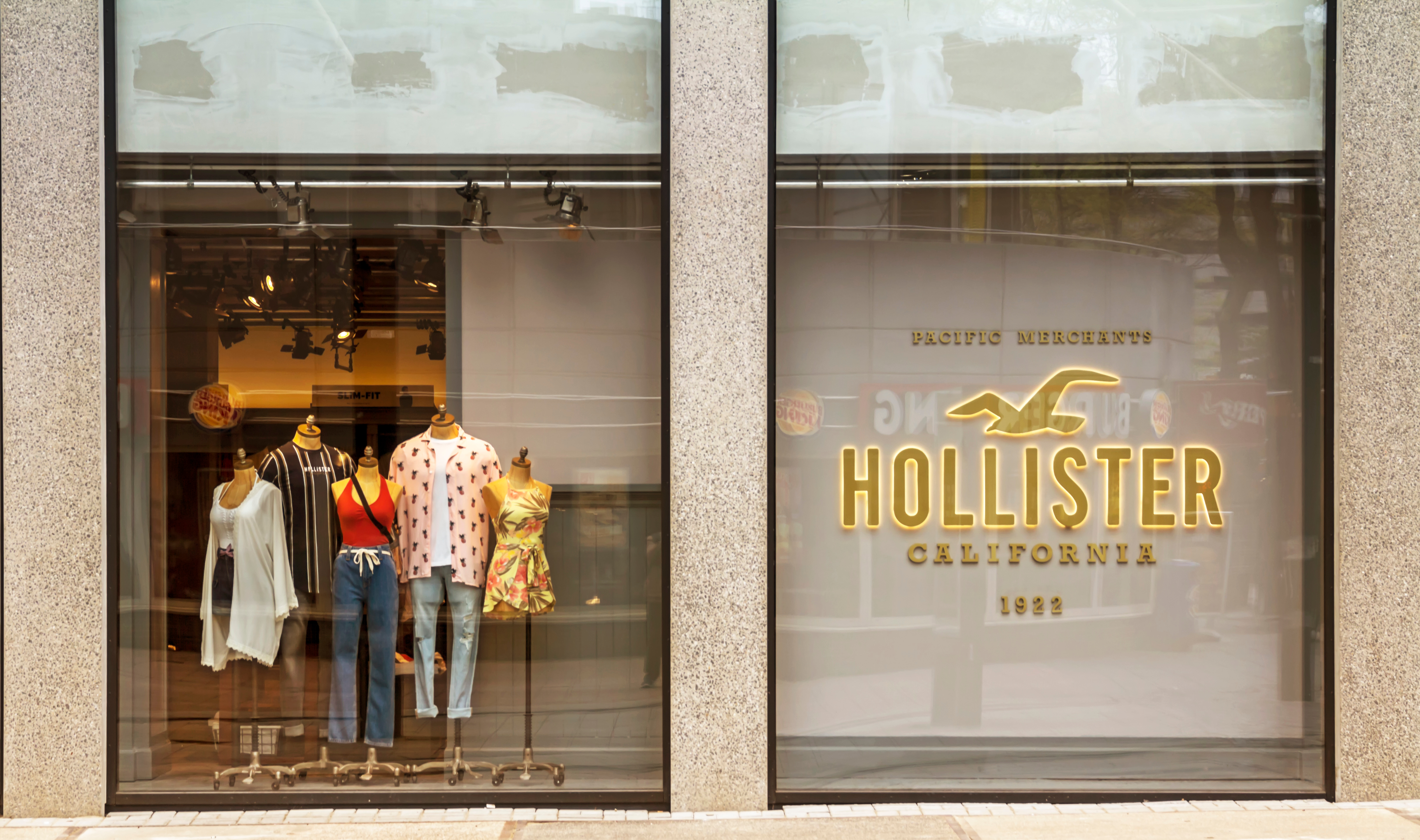 Hollister in store and online returns