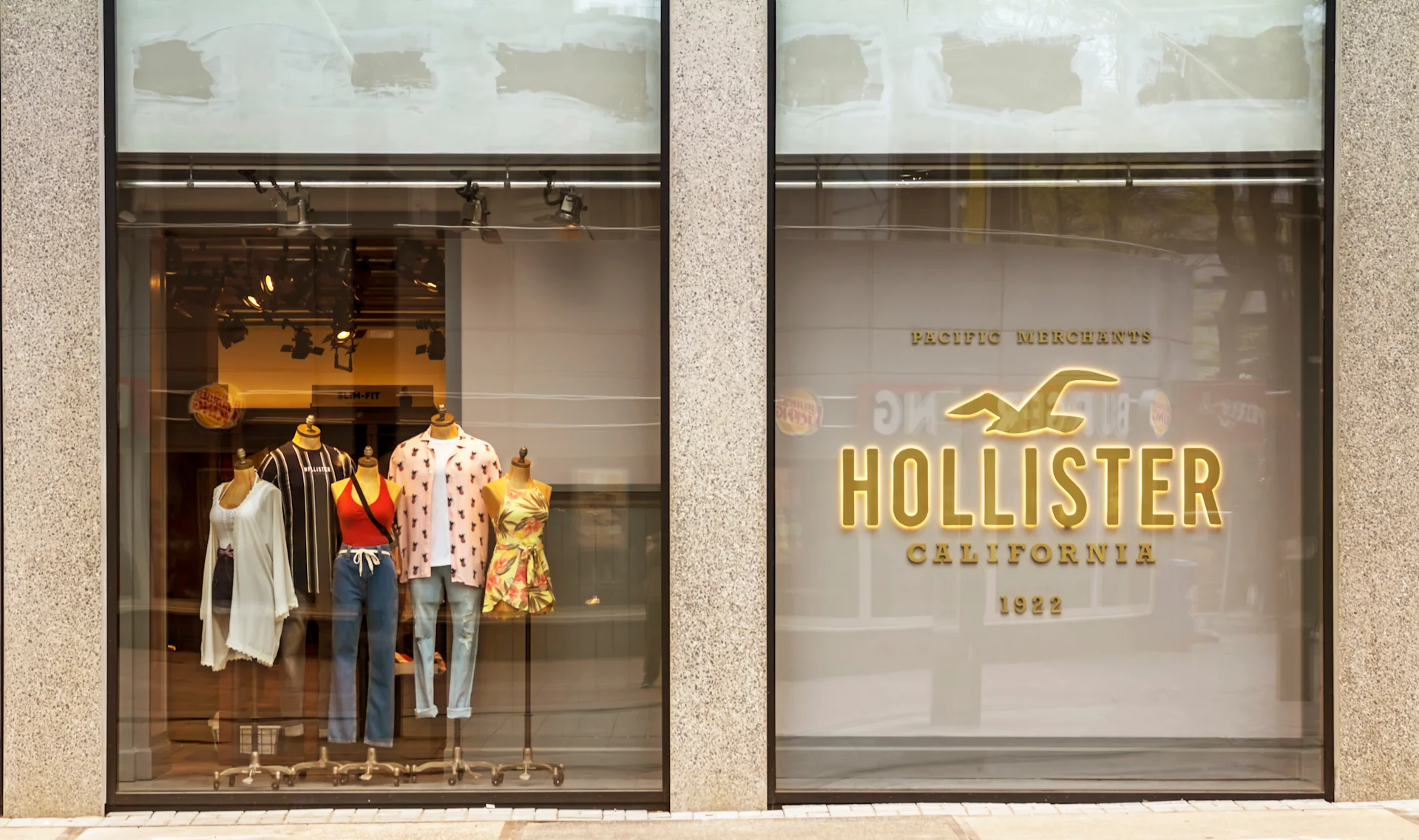 Hollister in store and online returns