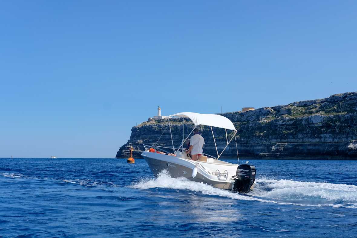 How do you get a boat license in Australia?