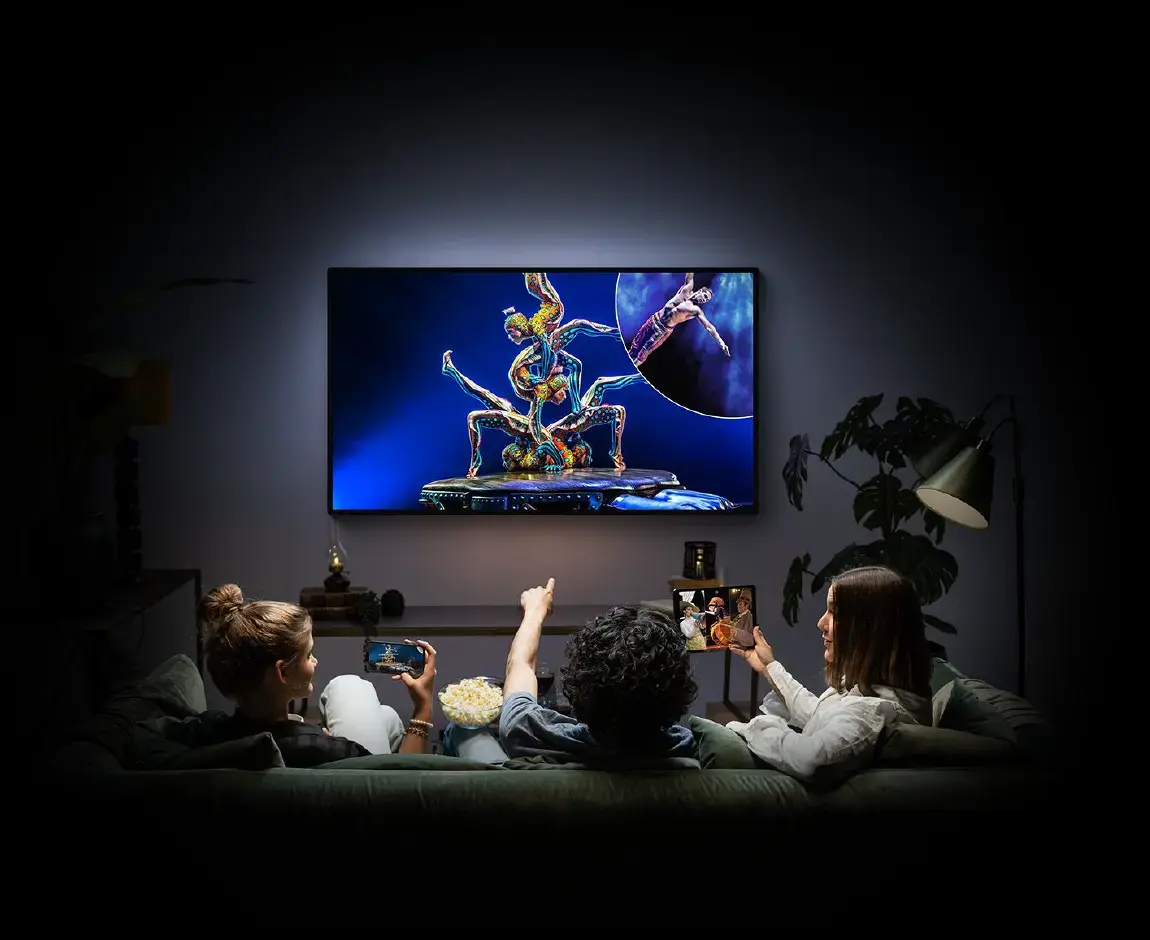 Les gens regardent kurios à la télévision