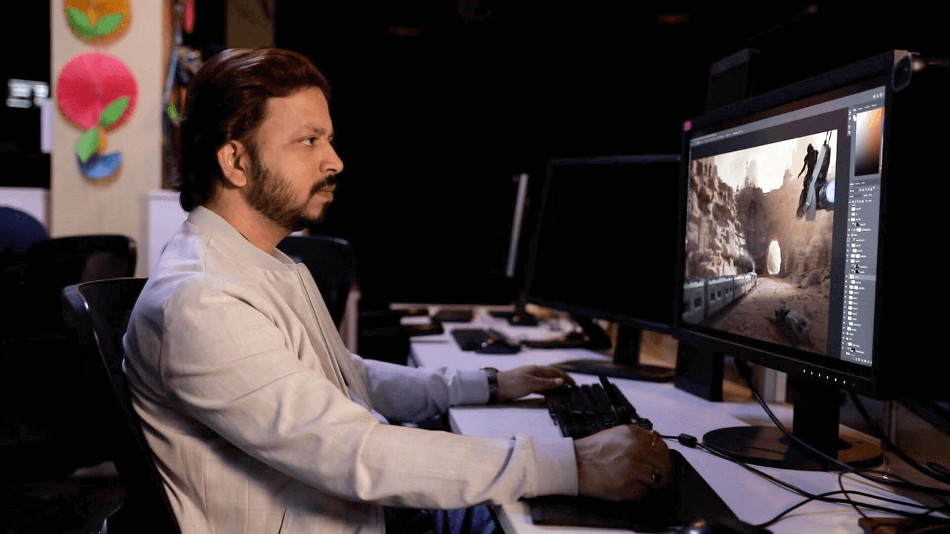 ゲームに取り組むデザイナー