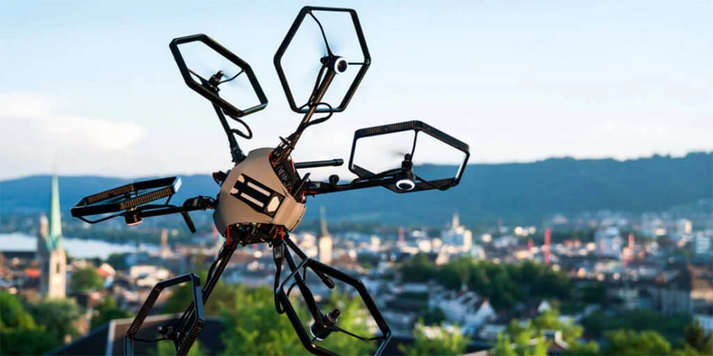 Eine mit sechs Achsen ausgestattete Drohne über der Stadt Zürich