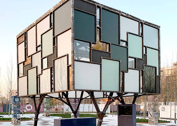 A photo of the glass square-panel-clad Mehr.Wert.Pavillon in Germany