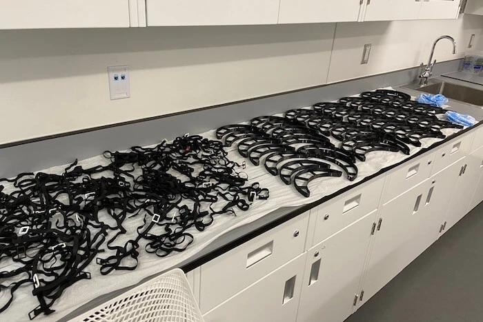 Filas de piezas de protectores faciales impresas en 3D en APIL