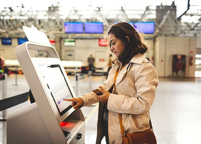 Wie verändert sich Arbeit durch KI und Automatisierung: Weniger Servicepersonal, dafür Automaten an Flughäfen