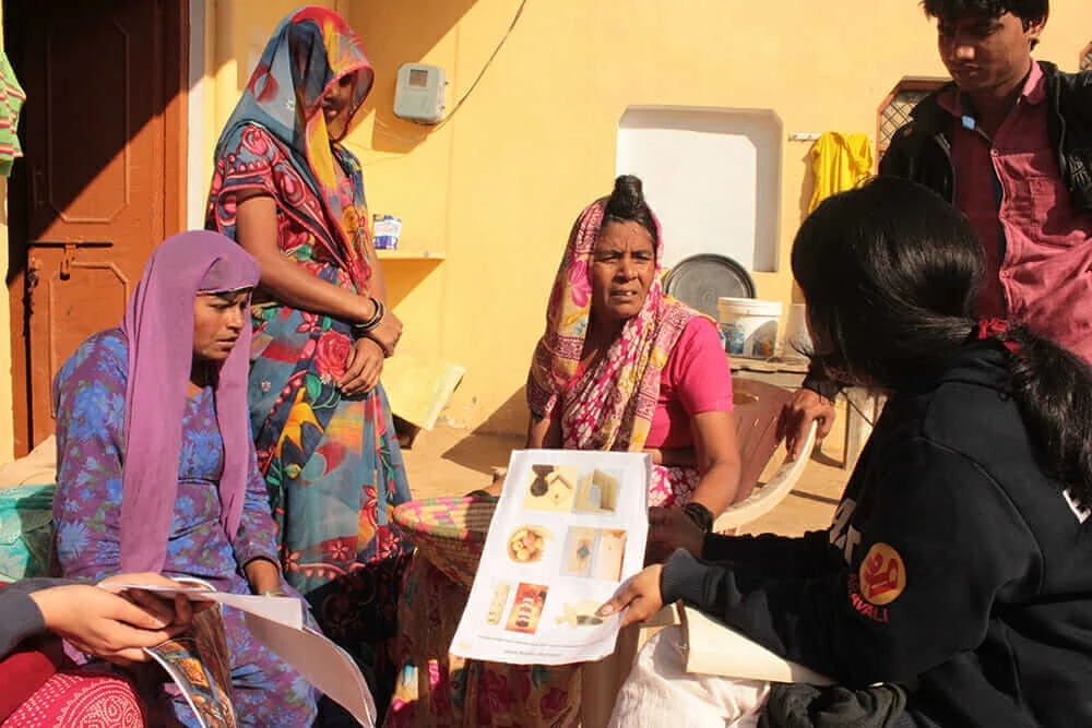 インド・ハリヤナ州の地元職人と連携する Impact Edge の学生たち